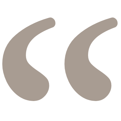 Grafisches Symbol zweier öffnender Anführungszeichen in beige